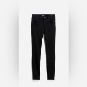 STS Blue
Emma Mid Rise Ankle Skinny
Jean with Finished Hem
SIZE. 14